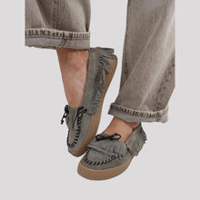 Carica l'immagine nel visualizzatore di Gallery, Divine Follie mocassino MUD dakota con frangia camoscio Aty PANT/03
