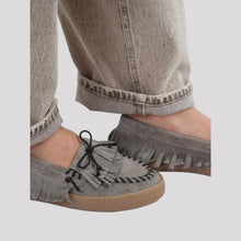 Carica l'immagine nel visualizzatore di Gallery, Divine Follie mocassino MUD dakota con frangia camoscio Aty PANT/03
