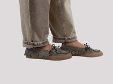 Carica l'immagine nel visualizzatore di Gallery, Divine Follie mocassino MUD dakota con frangia camoscio Aty PANT/03

