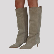 Carica l'immagine nel visualizzatore di Gallery, Divine Follie stivale gambale alto camoscio beige tacco tacco 6 cm Art A26
