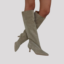 Carica l'immagine nel visualizzatore di Gallery, Divine Follie stivale gambale alto camoscio beige tacco tacco 6 cm Art A26
