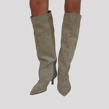 Carica l'immagine nel visualizzatore di Gallery, Divine Follie stivale gambale alto camoscio beige tacco tacco 6 cm Art A26
