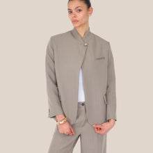 Carica l'immagine nel visualizzatore di Gallery, Vicolo blazer gessato foderato allacciatura collo Art TAB0887 ( pantalone Art TAB0972 )
