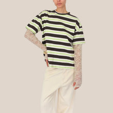 Carica l'immagine nel visualizzatore di Gallery, Vicolo t-s-shirt over rigata manica pizzo 77% cotone Art UAB0137
