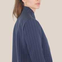 Carica l'immagine nel visualizzatore di Gallery, Vicolo blazer allacciatura alta gessato colore blu 34% viscosa Art TAB1107 ( pantalone Art TAB1112 )
