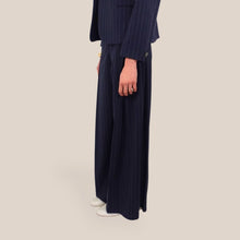 Carica l'immagine nel visualizzatore di Gallery, Vicolo pantalone gessato palazzo colore blu 35% viscosa Art TAB1112 ( blazer Art TAB1107 )
