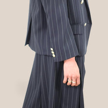 Carica l'immagine nel visualizzatore di Gallery, Vicolo blazer doppio petto blu gessato bottone oro 38% viscosa Art TAB1109 ( pantalone Art TAB1112 )
