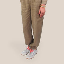 Carica l'immagine nel visualizzatore di Gallery, Vicolo pantalone cargo elastico retro polsino fondo con cintura borchie 1005 lyocell Art TAB0125 ( camicia Art TAB0122 )

