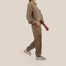 Carica l'immagine nel visualizzatore di Gallery, Vicolo pantalone cargo elastico retro polsino fondo con cintura borchie 1005 lyocell Art TAB0125 ( camicia Art TAB0122 )

