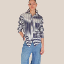 Carica l'immagine nel visualizzatore di Gallery, Tensione in camicia over rigata cut out laterale con coulisse 87% viscosa Art 38627
