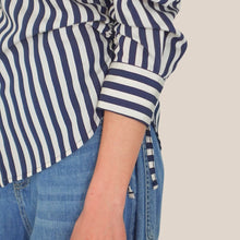 Carica l'immagine nel visualizzatore di Gallery, Tensione in camicia over rigata cut out laterale con coulisse 87% viscosa Art 38627
