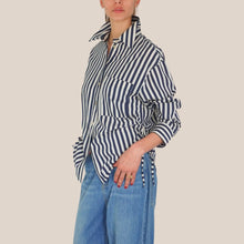 Carica l'immagine nel visualizzatore di Gallery, Tensione in camicia over rigata cut out laterale con coulisse 87% viscosa Art 38627
