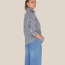 Carica l'immagine nel visualizzatore di Gallery, Tensione in camicia over rigata cut out laterale con coulisse 87% viscosa Art 38627
