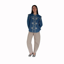 Carica l'immagine nel visualizzatore di Gallery, Tensione in camicia denim con aletta e ricami 82% cotone Art 38350
