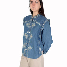 Carica l'immagine nel visualizzatore di Gallery, Tensione in camicia denim con aletta e ricami 82% cotone Art 38350
