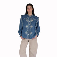 Carica l'immagine nel visualizzatore di Gallery, Tensione in camicia denim con aletta e ricami 82% cotone Art 38350
