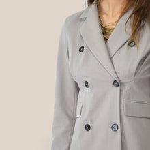 Carica l'immagine nel visualizzatore di Gallery, Dixie blazer beige doppio petto arricciatura schiena 26% viscosa Art J845A027 ( pantalone P845A119 )
