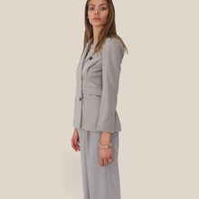 Carica l'immagine nel visualizzatore di Gallery, Dixie blazer beige doppio petto arricciatura schiena 26% viscosa Art J845A027 ( pantalone P845A119 )
