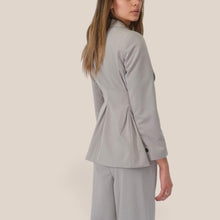 Carica l'immagine nel visualizzatore di Gallery, Dixie blazer beige doppio petto arricciatura schiena 26% viscosa Art J845A027 ( pantalone P845A119 )
