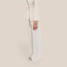 Carica l'immagine nel visualizzatore di Gallery, Dixie pantalone palazzo fluido colore neve Art P845A112 ( blazer J845A019 )
