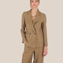Carica l'immagine nel visualizzatore di Gallery, Dixie blazer doppio petto color fango 53% viscosa Art J041A035 ( pantalone Art P041A153 )
