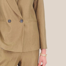 Carica l'immagine nel visualizzatore di Gallery, Dixie blazer doppio petto color fango 53% viscosa Art J041A035 ( pantalone Art P041A153 )
