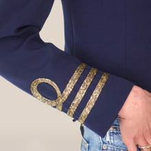 Carica l'immagine nel visualizzatore di Gallery, Vicolo giacchina blu con bottoni oro e dettagli oro colletto e polso Art RAB0346
