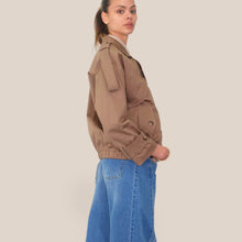 Carica l'immagine nel visualizzatore di Gallery, Haveone trench corto con spallone elastici retro 98% cotone Art KVS-Q053
