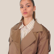 Carica l'immagine nel visualizzatore di Gallery, Haveone trench corto con spallone elastici retro 98% cotone Art KVS-Q053
