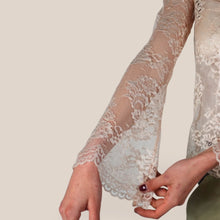 Carica l'immagine nel visualizzatore di Gallery, Haveone camicia pizzo con alamari Art CMA-Q160
