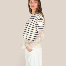 Carica l'immagine nel visualizzatore di Gallery, Dixie felpa over riga blu manica pizzo fondo pizzo asimmetrico 50% cotone Art T067A089
