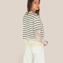 Carica l'immagine nel visualizzatore di Gallery, Dixie felpa over riga blu manica pizzo fondo pizzo asimmetrico 50% cotone Art T067A089
