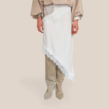 Carica l'immagine nel visualizzatore di Gallery, Haveone gonna con pizzo fondo asimmetrico Art GVS-Q069
