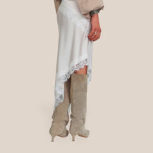 Carica l'immagine nel visualizzatore di Gallery, Haveone gonna con pizzo fondo asimmetrico Art GVS-Q069
