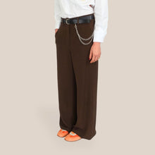 Carica l'immagine nel visualizzatore di Gallery, Haveone pantalone moro palazzo con catena e cintura Art PVS-Q110
