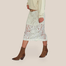 Carica l'immagine nel visualizzatore di Gallery, Tensione in gonna pizzo con sottoveste e cintura 38% cotone 14% viscosa Art S26G820
