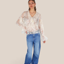 Carica l'immagine nel visualizzatore di Gallery, Vicolo blusa pizzo scollo V con rouches 38% viscosa Art TAB1376
