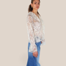 Carica l'immagine nel visualizzatore di Gallery, Vicolo blusa pizzo scollo V con rouches 38% viscosa Art TAB1376

