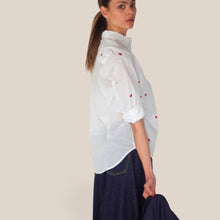 Carica l'immagine nel visualizzatore di Gallery, Dixie camicia over ricamo cuoricini100% cotone Art C212A122

