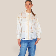 Carica l'immagine nel visualizzatore di Gallery, Dixie camicia over inserti pizzo 100% cotone Art C698A129
