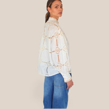 Carica l'immagine nel visualizzatore di Gallery, Dixie camicia over inserti pizzo 100% cotone Art C698A129
