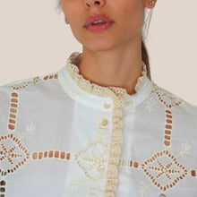 Carica l'immagine nel visualizzatore di Gallery, Dixie camicia over inserti pizzo 100% cotone Art C698A129
