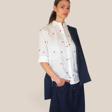 Carica l'immagine nel visualizzatore di Gallery, Dixie camicia over ricamo cuoricini100% cotone Art C212A122
