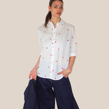 Carica l'immagine nel visualizzatore di Gallery, Dixie camicia over ricamo cuoricini100% cotone Art C212A122
