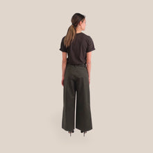 Carica l'immagine nel visualizzatore di Gallery, Tensione in pantalone palazzo cioccolato pinces 100% cotone Art  NV1108
