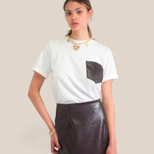 Carica l'immagine nel visualizzatore di Gallery, Tensione in t-shirt over taschino moro ecopelle stampa 100% cotone Art S26M833
