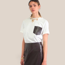 Carica l'immagine nel visualizzatore di Gallery, Tensione in t-shirt over taschino moro ecopelle stampa 100% cotone Art S26M833

