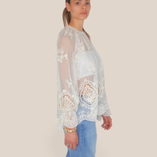 Carica l'immagine nel visualizzatore di Gallery, Vicolo blusa over inserti pizzo e ricami Art TAB1433
