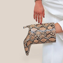 Carica l'immagine nel visualizzatore di Gallery, Divine Follie stivale pitone biscotto vero cuoio tacco 6 cm Art AISHA
