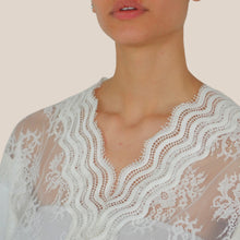 Carica l'immagine nel visualizzatore di Gallery, Haveone blusa scollo V con pizzo 94% cotone Art CMA-Q201
